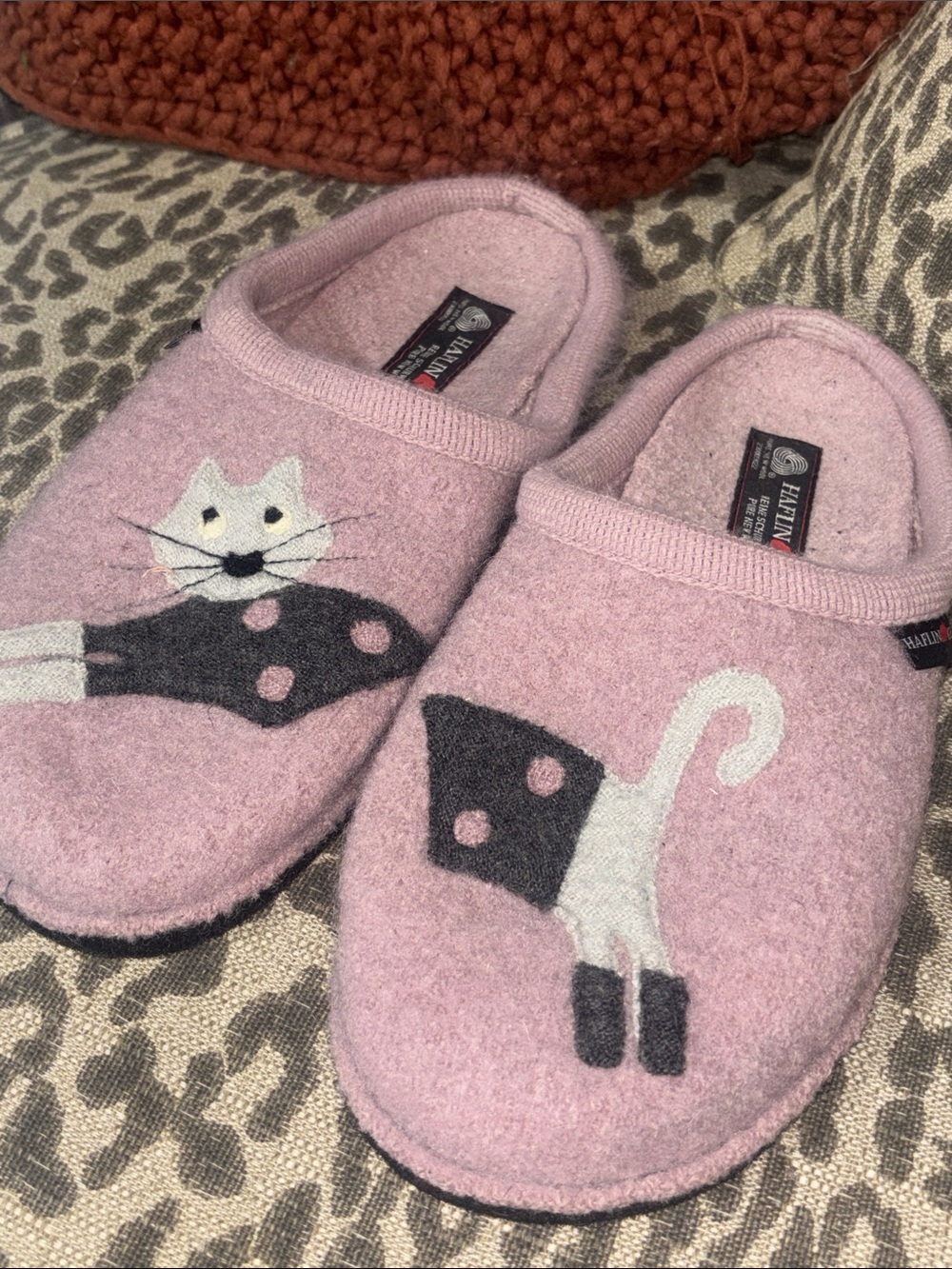 Haflingers slippers mauve lavender cat slippers 100% wool women’s feline slipper